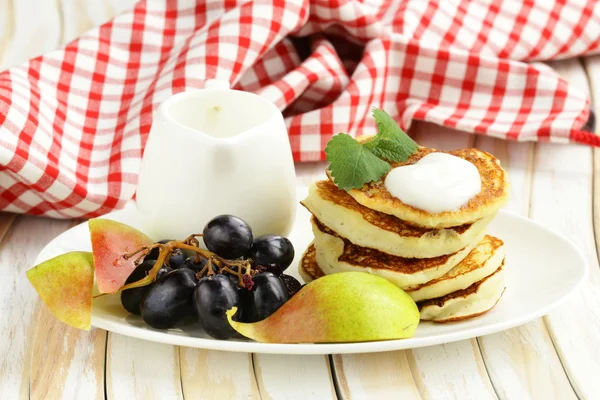 Panqueques caseros con fruta y yogur - desayuno saludable —  Fotos de Stock