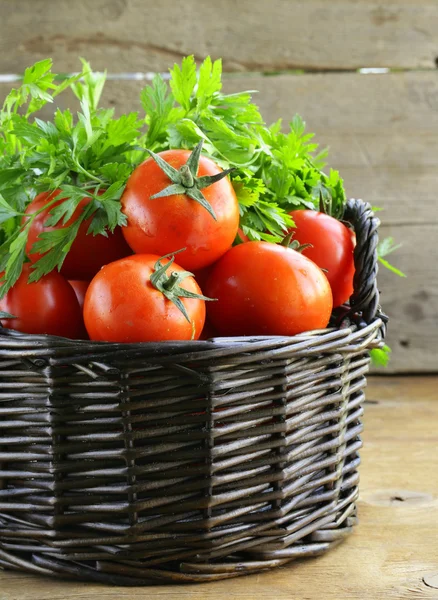 Świeże, dojrzałe pomidory w kosz na stole — Zdjęcie stockowe