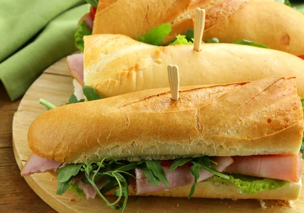 Сэндвич из багета с рукколой, ветчиной и помидорами — стоковое фото