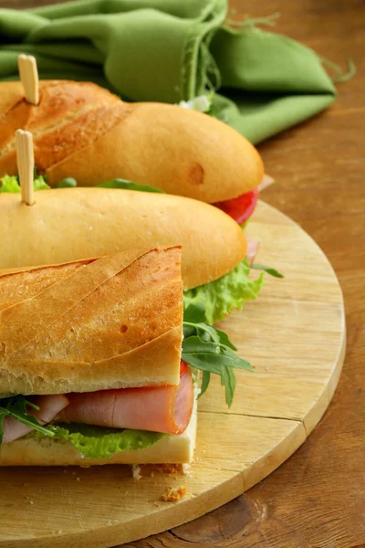 Sandwich de baguette con rúcula, jamón y tomates — Foto de Stock