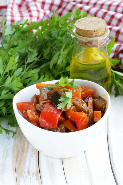 Ragú vegetal (ratatouille) pimentón, berenjena y zanahorias — Foto de Stock