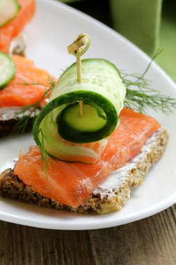 Kırmızı balık (somon) ve dereotu ile sandviç