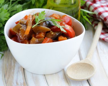 sebze yahni (ratatouille) kırmızı biber, patlıcan ve havuç