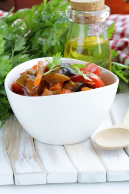 sebze yahni (ratatouille) kırmızı biber, patlıcan ve havuç