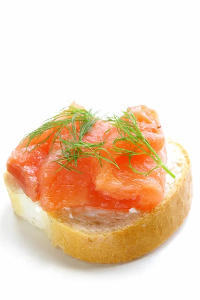 Sandwich con pescado rojo (salmón) y eneldo — Foto de Stock