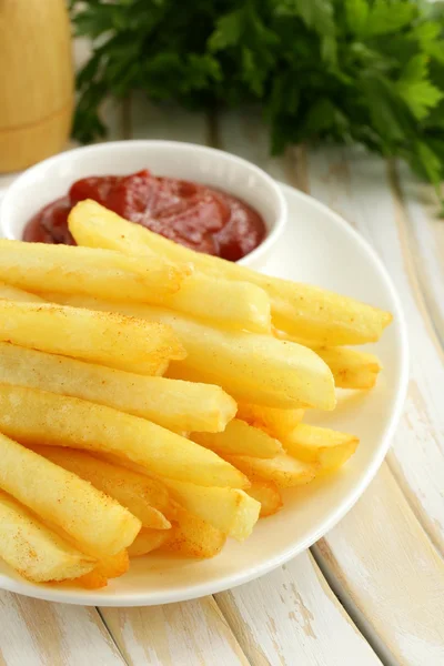 Papas fritas tradicionales con salsa de tomate —  Fotos de Stock