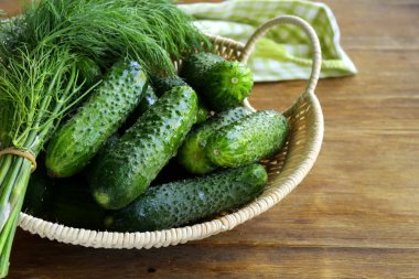 hasır sepet içinde taze yeşil salatalık