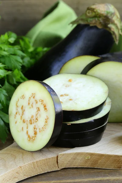 Aubergine de légumes bio sur une planche à découper en bois — Photo