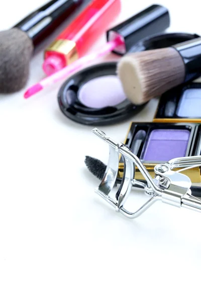Makeup sätta (skuggor, läppstift, pensel) på en vit bakgrund — Stockfoto