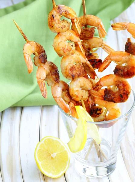 Shrimp grilled on wooden skewers with lemon and basil — Stock Photo, Image