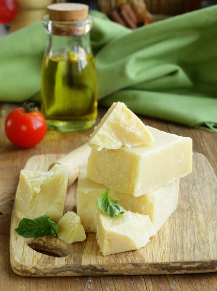 Fromage au parmesan naturel dur sur une planche de bois — Photo