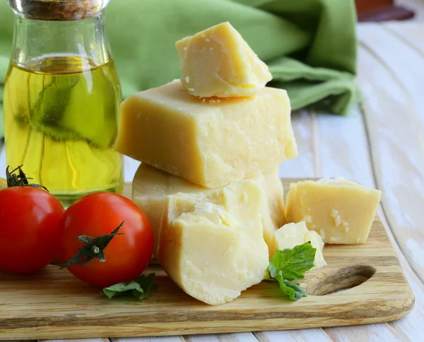 Harde natuurlijke Parmezaanse kaas op een houten bord — Stockfoto