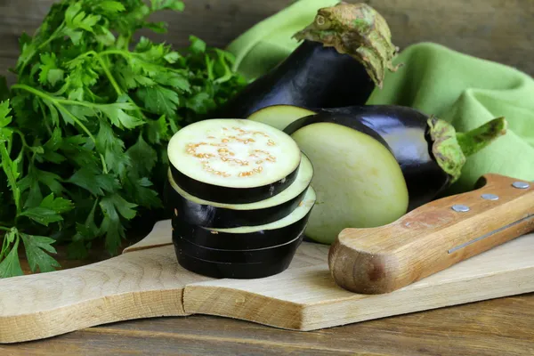 Aubergine de légumes bio sur une planche à découper en bois — Photo