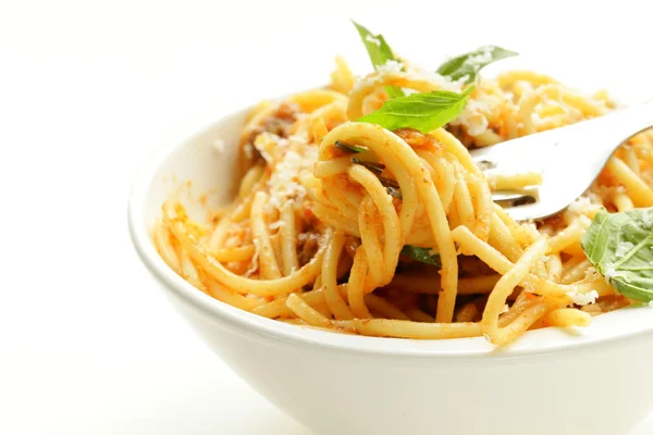 Паста-спагетти с томатным соусом, базиликом и сыром пармезан — стоковое фото