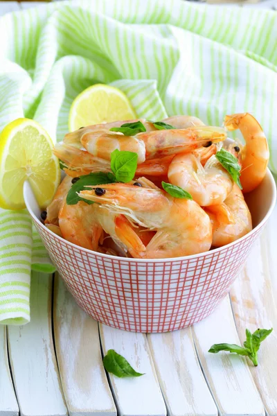 Shrimp cooked with lemon and basil on a wooden table — Stock Photo, Image