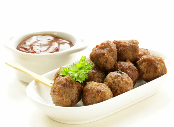 Frikadellen - traditionelles Fleischgericht mit Sauce und Kräutern — Stockfoto
