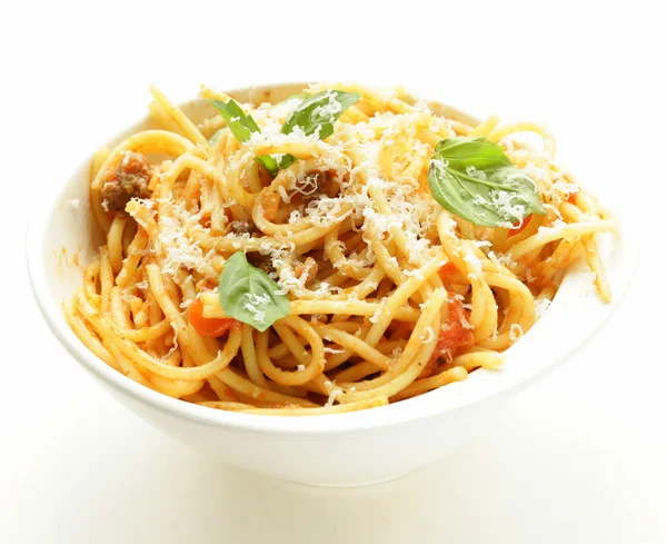 Pasta de espaguetis con salsa de tomate, albahaca y queso parmesano — Foto de Stock