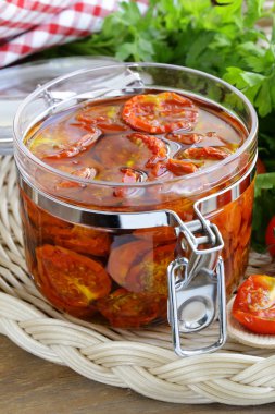 otlar ve zeytinyağı tencerede ile kurutulmuş domates