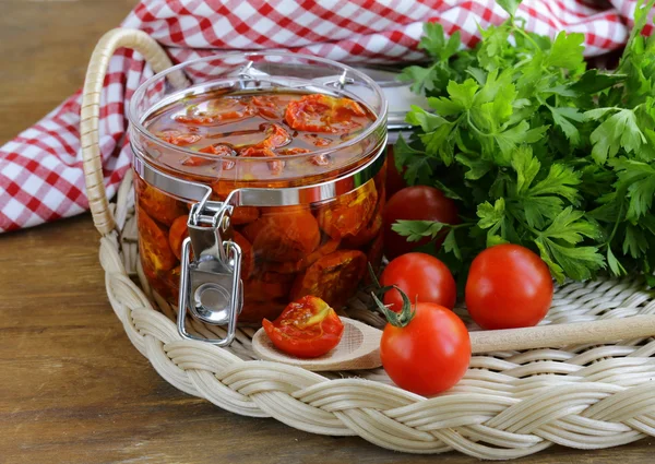 otlar ve zeytinyağı tencerede ile kurutulmuş domates