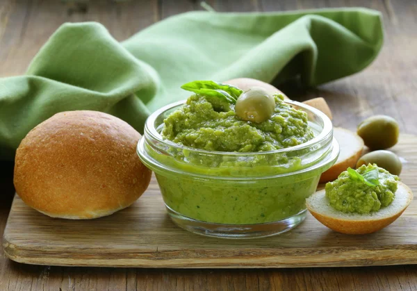 Snack Tapenade aus grünen Oliven und Basilikum — Stockfoto