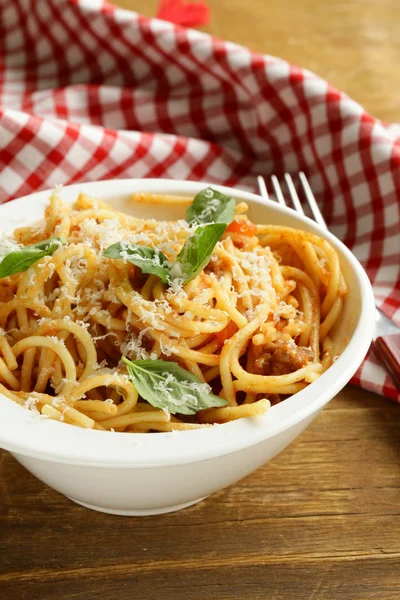 Spaghetti pasta with tomato sauce, basil and parmesan cheese — Stock Photo, Image