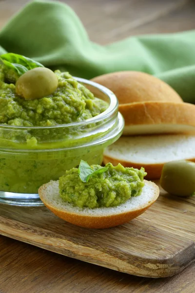 Snack Tapenade aus grünen Oliven und Basilikum — Stockfoto