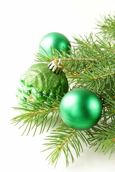 Ramas de abeto verde de Navidad con hermosas decoraciones — Foto de Stock