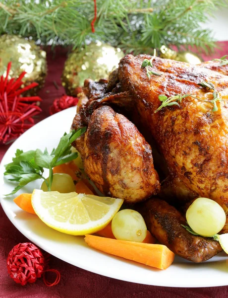 Sült csirke karácsonyi vacsorára, ünnepi asztal beállítás — Stock Fotó