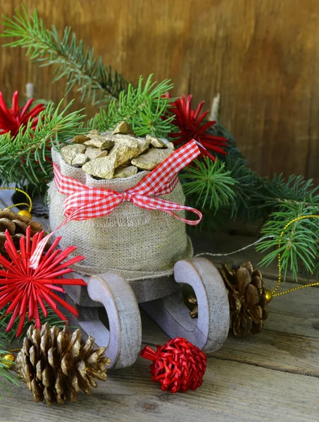 Composition de Noël - traîneau en bois avec cadeaux et branches de sapin — Photo