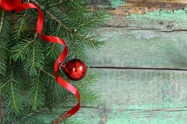 Composizione natalizia con ramoscelli di abete e decorazioni — Foto Stock