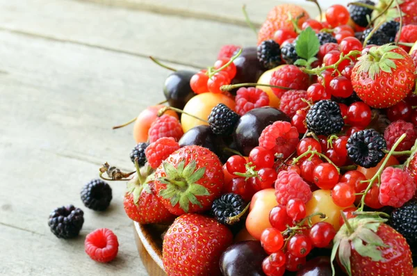 Ассортимент ягод - малина, ежевика, клубника, смородина, вишня — стоковое фото