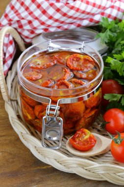 otlar ve zeytinyağı tencerede ile kurutulmuş domates