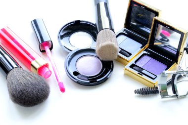 Makyaj (gölgeler, ruj, fırça) beyaz bir arka plan ayarla