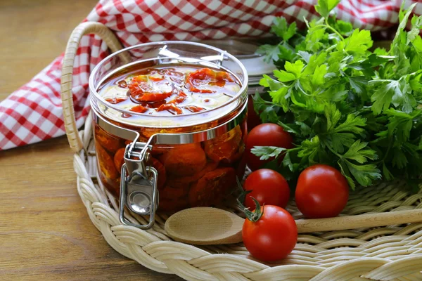 Sonnengetrocknete Tomaten mit Kräutern und Olivenöl im Topf — Stockfoto