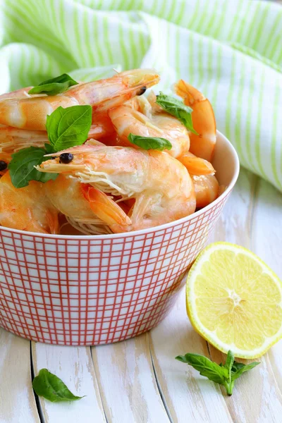 Shrimp cooked with lemon and basil on a wooden table — Stock Photo, Image