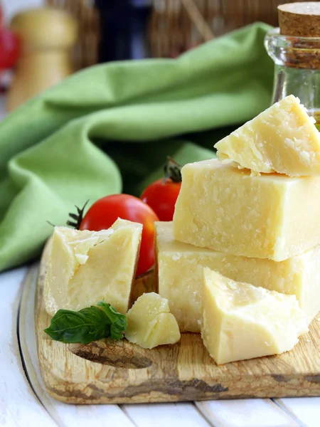 Harde natuurlijke Parmezaanse kaas op een houten bord — Stockfoto