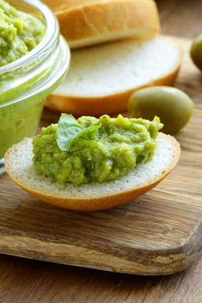 Snack tapenade of green olives and basil — Stock Photo, Image