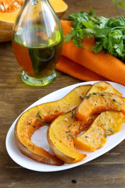 otlar ve baharatlar plaka ile pişmiş kabak