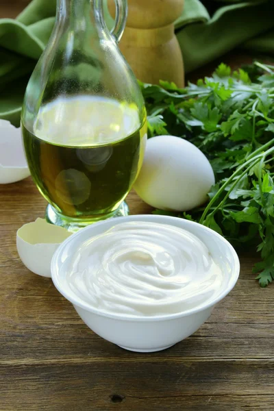 Čerstvé domácí majonéza s olivovým olejem a vejcem — Stock fotografie