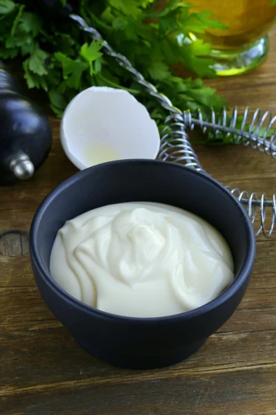 Verse zelfgemaakte mayonaise met olijfolie en ei — Stockfoto