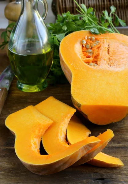 Fresh raw pumpkin on a wooden table — Stock Photo, Image