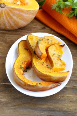 otlar ve baharatlar plaka ile pişmiş kabak