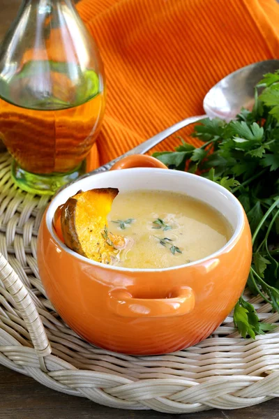 Dynia zupa krem z pieczonymi dyni kawałki i tymianek — Zdjęcie stockowe