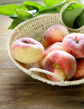 incir şeftali tatlı ve olgun bir ahşap tablo