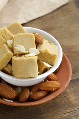 badem yapıştırın - badem bir kase bütün fındık ezmesi