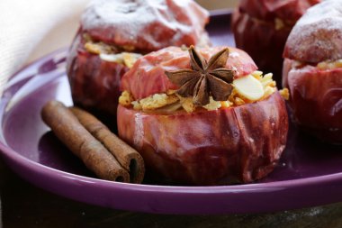 pişmiş elma baharat (anason, tarçın) kış tatil tatlı ile