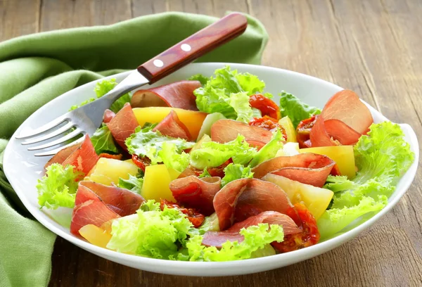 Ensalada de aperitivos verdes frescos con jamón y verduras — Foto de Stock