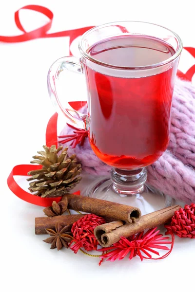 Tarçın ve anasonu ile Noel içki (mulled şarap, çay) — Stockfoto