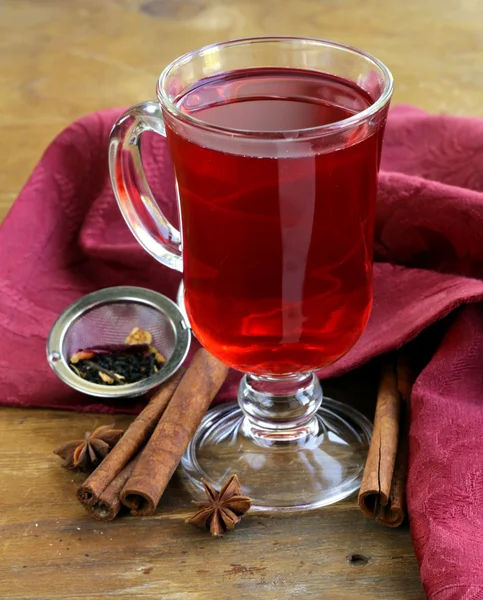 Рождественский напиток (глинтвейн, чай) с корицей и анисом — стоковое фото