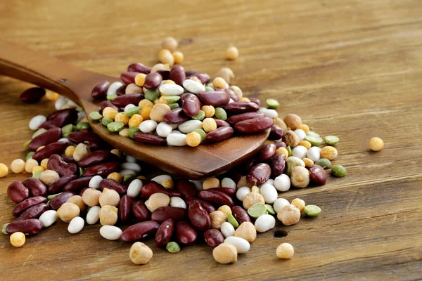 Surtido de diferentes tipos de frijoles - frijoles rojos, garbanzos, guisantes — Foto de Stock